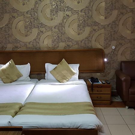 Oyo 15791 Flagship Hotel Executive Hazratganj Lucknow Exteriör bild