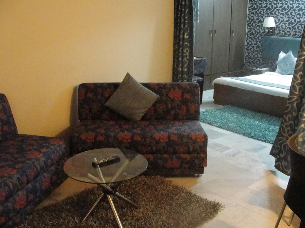 Oyo 15791 Flagship Hotel Executive Hazratganj Lucknow Exteriör bild