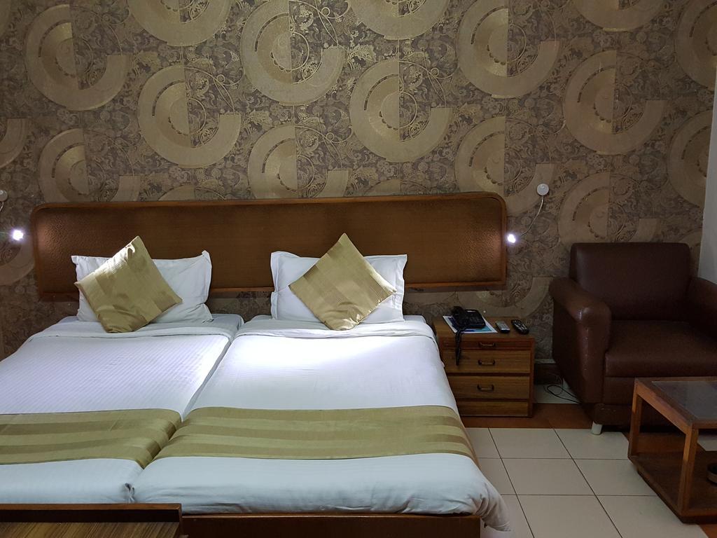 Oyo 15791 Flagship Hotel Executive Hazratganj Lucknow Exteriör bild